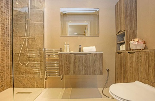Newport Pagnell House | 6 Bedroom House - Pool Table, Wifi, SkyTV & Xbox