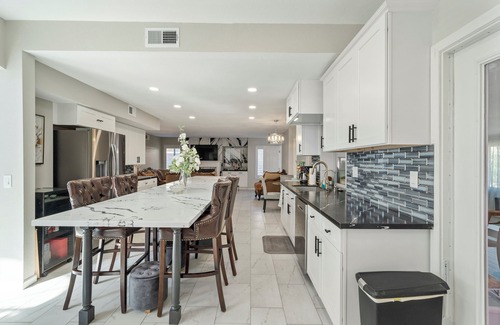 Ontario House | 6 bedroom Large house. Near Airport,Outlets Mall, Party,Wedding, Pets Friendly