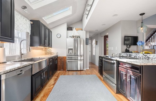 Onset House | 6-bedroom Oasis house in Onset w/HUGE backyard, Firepit, Wifi, & work desk