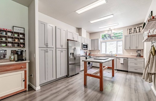 McKinleyville House | 6-Bedroom Retreat in the Redwoods with Private Fishing Pond, Game Room, & WiFi