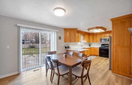 South Jordan House | 6 Bedroom Ski/Vacation Home by Town Center, Great for Gathering