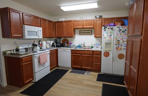 Sunrise Manor House | 6 bedrooms/10 minutes to the strip!