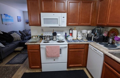 Sunrise Manor House | 6 bedrooms/10 minutes to the strip!