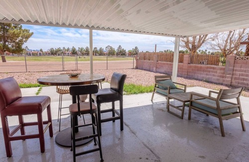 Sunrise Manor House | 6 bedrooms/10 minutes to the strip!