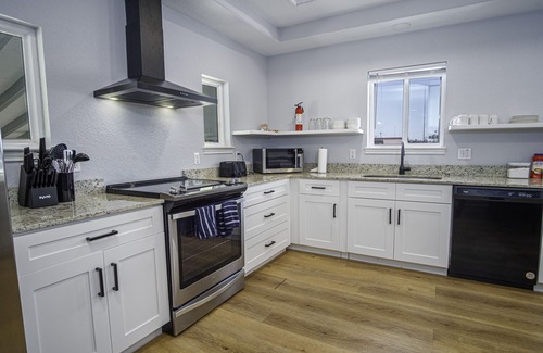 Highland Park House | 6-Beds 3BDRM & 2Bath Close prox. to Downtown. Full Kit,Ldry, & cvred parking