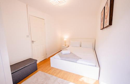 Pentwyn House | 6 Beds House with Free Parking, Garden & Fast WiFi