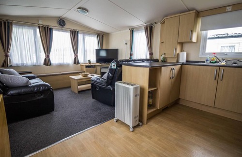 Kessingland House | 6 berth caravan with decking at Kessingland Beach in Suffolk ref 90045SG