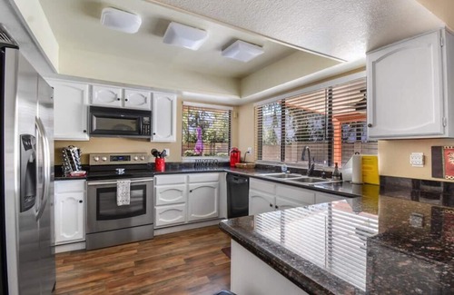 Santiago House | 6 BR/5 BA Resort w/Pickleball court & Pool