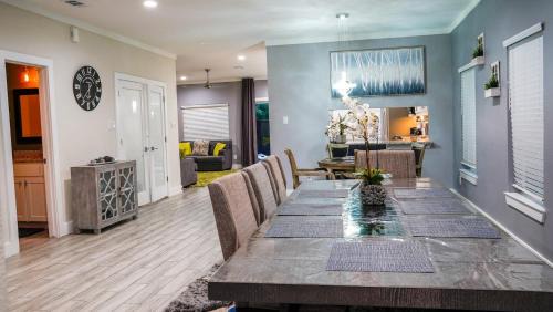 West Dallas Villa | 6 BR Big Dallas Home w HOT TUB , FIRE PIT & Basketballhoop