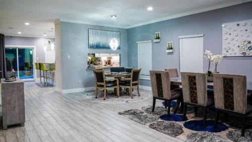 West Dallas Villa | 6 BR Big Dallas Home w HOT TUB , FIRE PIT & Basketballhoop
