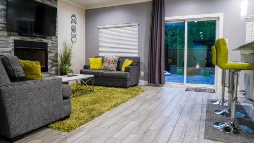 West Dallas Villa | 6 BR Big Dallas Home w HOT TUB , FIRE PIT & Basketballhoop