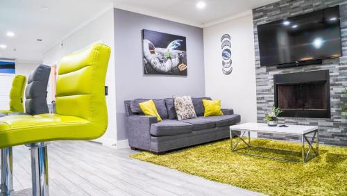 West Dallas Villa | 6 BR Big Dallas Home w HOT TUB , FIRE PIT & Basketballhoop