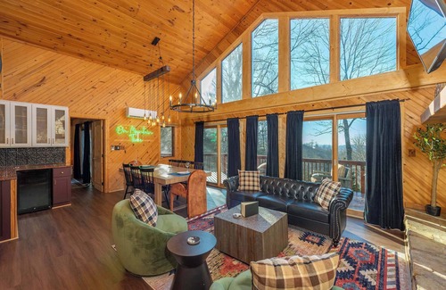 Wolf Laurel House | 6 Br Cabin~Hot Tub~Fire Pit~Min to Hatley Pointe