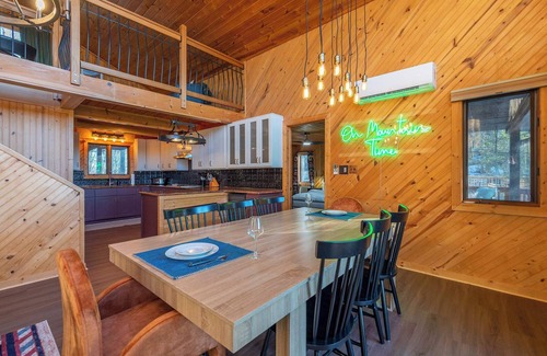 Wolf Laurel House | 6 Br Cabin~Hot Tub~Fire Pit~Min to Hatley Pointe