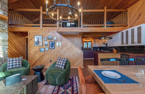 Wolf Laurel House | 6 Br Cabin~Hot Tub~Fire Pit~Min to Hatley Pointe