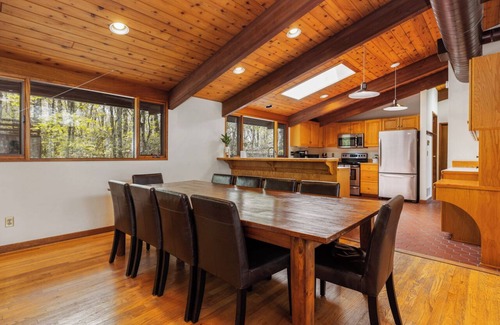 Wintergreen Cabin | 6 BR home, NEW HOT TUB, EV Charger.Walk to slopes! Close to wineries & breweries