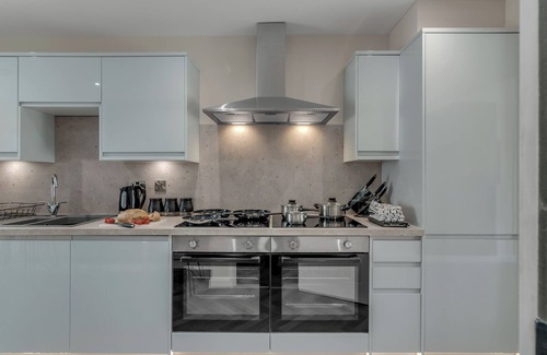 Norwich House | 6 BR Home | Sleeps 12 | 4 Bathrooms | with Garden