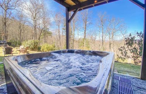 Fairview House | 6 Br Sleeps 16 - Game Room - Hot Tub - Firepit
