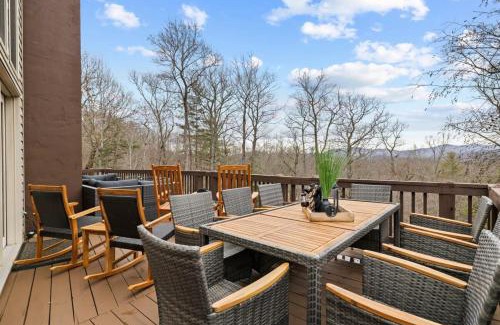 Fairview House | 6 Br Sleeps 16 - Game Room - Hot Tub - Firepit