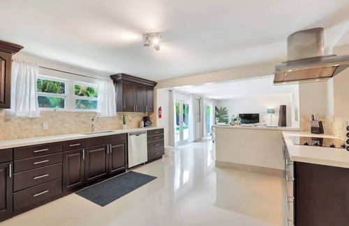 Harbor Beach House | 6 BR Villa | Steps to Ocean, Pool, Sauna & Jacuzzi