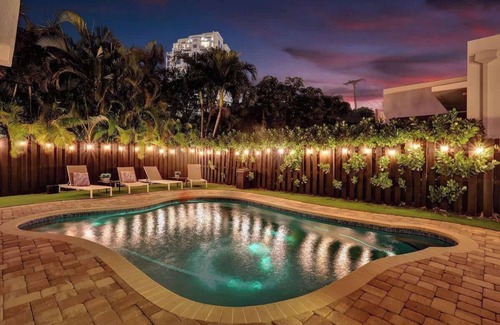 Harbor Beach House | 6 BR Villa | Steps to Ocean, Pool, Sauna & Jacuzzi