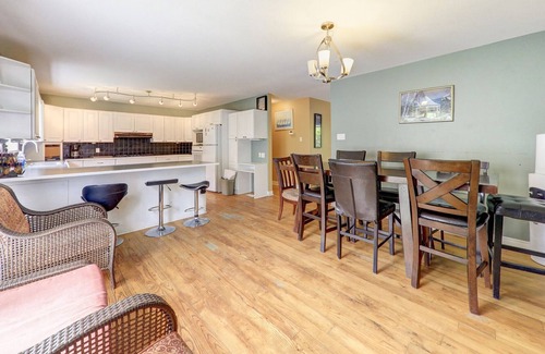 Bexley Cottage | 6 br waterfront in woods,hotub