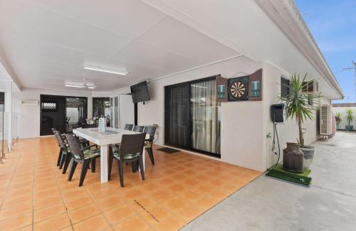 Rainbow Beach House | 6 Cypress Avenue - Rainbow Beach. Pool. Pets. Aircon.Wifi