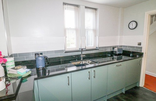 Bamford Cottage | 6 FIDLERS CLOSE, with open fire in Bamford
