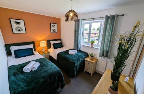 Burton Latimer House | 6 Guests * 4 Bedroom * Free Wi-Fi
