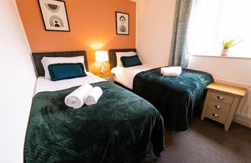 Burton Latimer House | 6 Guests * 4 Bedroom * Free Wi-Fi
