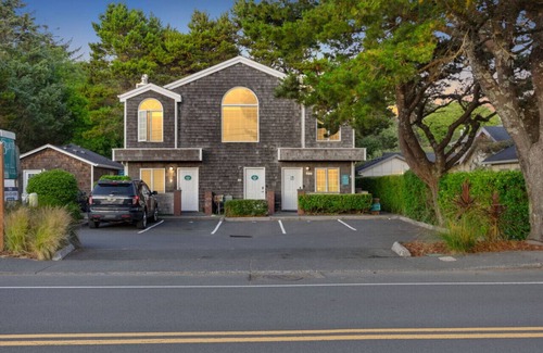 Downtown Cannon Beach Apartment | 6 Herons Nest: Coastal Charm | Walk to Beach | Dog-Friendly