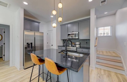 Columbia House | 6 King BRs w/SmartTVs | Across from Township