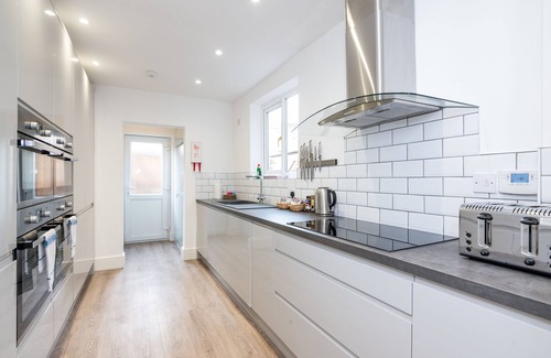 Bootham House | 6 Longfield Terrace · Elegant, Modern 5 Bed House with Free Parking I Pass The Keys