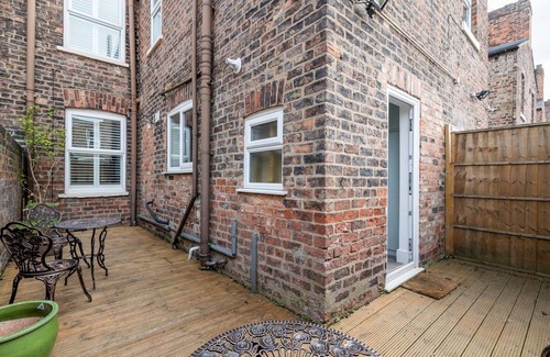 Bootham House | 6 Longfield Terrace · Elegant, Modern 5 Bed House with Free Parking I Pass The Keys