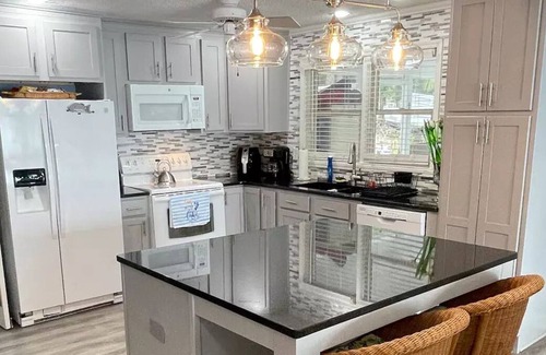 Camden House | 6-master bedroom, deep water,dock and boat ramp. 4 smart TVs, screened in porch