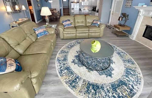 Camden House | 6-master bedroom, deep water,dock and boat ramp. 4 smart TVs, screened in porch