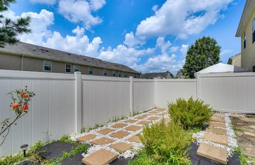 Southeast Raleigh House | 6 Mi to Dtwn Raleigh Townhome with Fenced Patio!