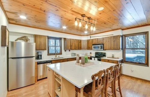 Seven Devils House | 6 Mi to Skiing: Home w/Hot Tub in Seven Devils!