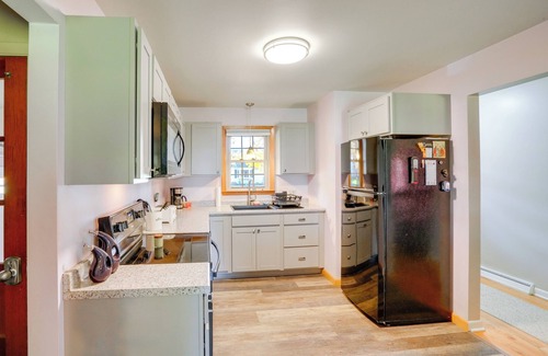 Pittsfield House | 6 Mi to Skiing: Pet-Friendly Home in Pittsfield!