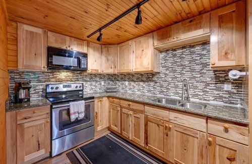 Robbinsville House | 6 Mi to Town Robbinsville Apt with Deck and Grill