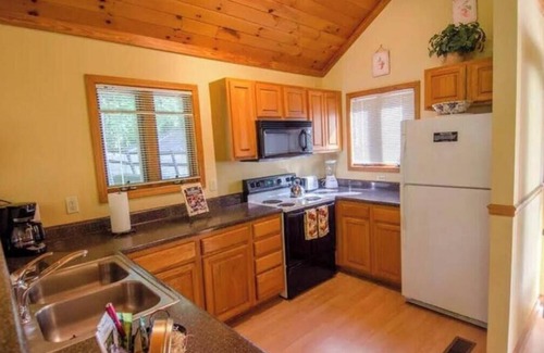 Skyland Cabin | 6 miles from Downtown Asheville cabin w/hot tub