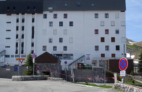 Arette Apartment | 6-person apartment at slopes with balcony and direct commercial access