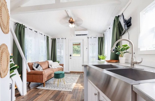 Guntersville Apartment | 6 Pet Friendly King Cabin Private Firepit Boat Parking Mins to Lake Guntersville