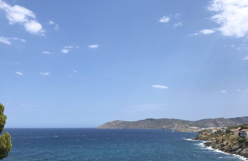 Llanca Apartment | 6-room air-conditioned apartment facing the sea