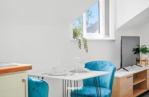 Failsworth House | 6 Sarah House by Truestays - 2 Bedroom Apartment - FREE Wifi & Parking