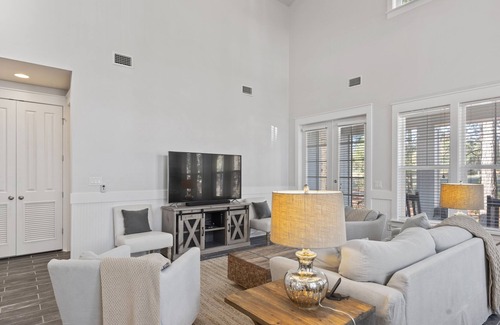 Laurel Grove House | 6-Seater Golf Cart Included! Lakeside Cottage in Sandestin ON Golf Course!