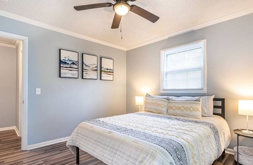 Normal House | 6003 Windemere Dr CAL · ⟿The Cozy Cottage⬳ 5 Bed / Fiber WIFI / BBQ Home!