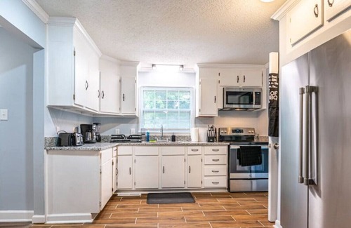 Normal House | 6003 Windemere Dr CAL · ⟿The Cozy Cottage⬳ 5 Bed / Fiber WIFI / BBQ Home!