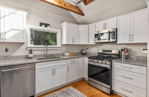 Portsmouth House | 603 Sunny Charmer|Walk to town|5 beds|1.5 bath (dog considered)