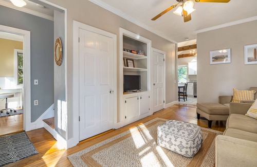Portsmouth House | 603 Sunny Charmer|Walk to town|5 beds|1.5 bath (dog considered)